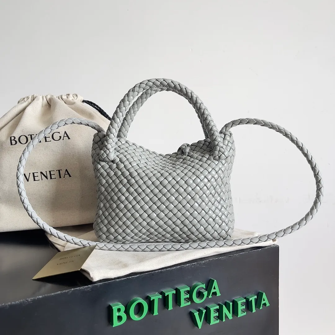 Batch 3760 BV collectible small woven handbags are really YYDS!! Bottega Veneta’s most classic small woven handbags are back! ! We use the highest quality leather with the highest craftsmanship❤️ to create the most expensive works. We have created the Intrecciato leather weaving process❤️ This unique traditional exclusive leather weaving method has not only become our logo but also reflects the time-consuming and labor-intensive craftsmanship of our products❤️ The new TOSCA handbag must be a selection worth collecting🆕 Style number: 776755 Size: 20*15.5*7cm